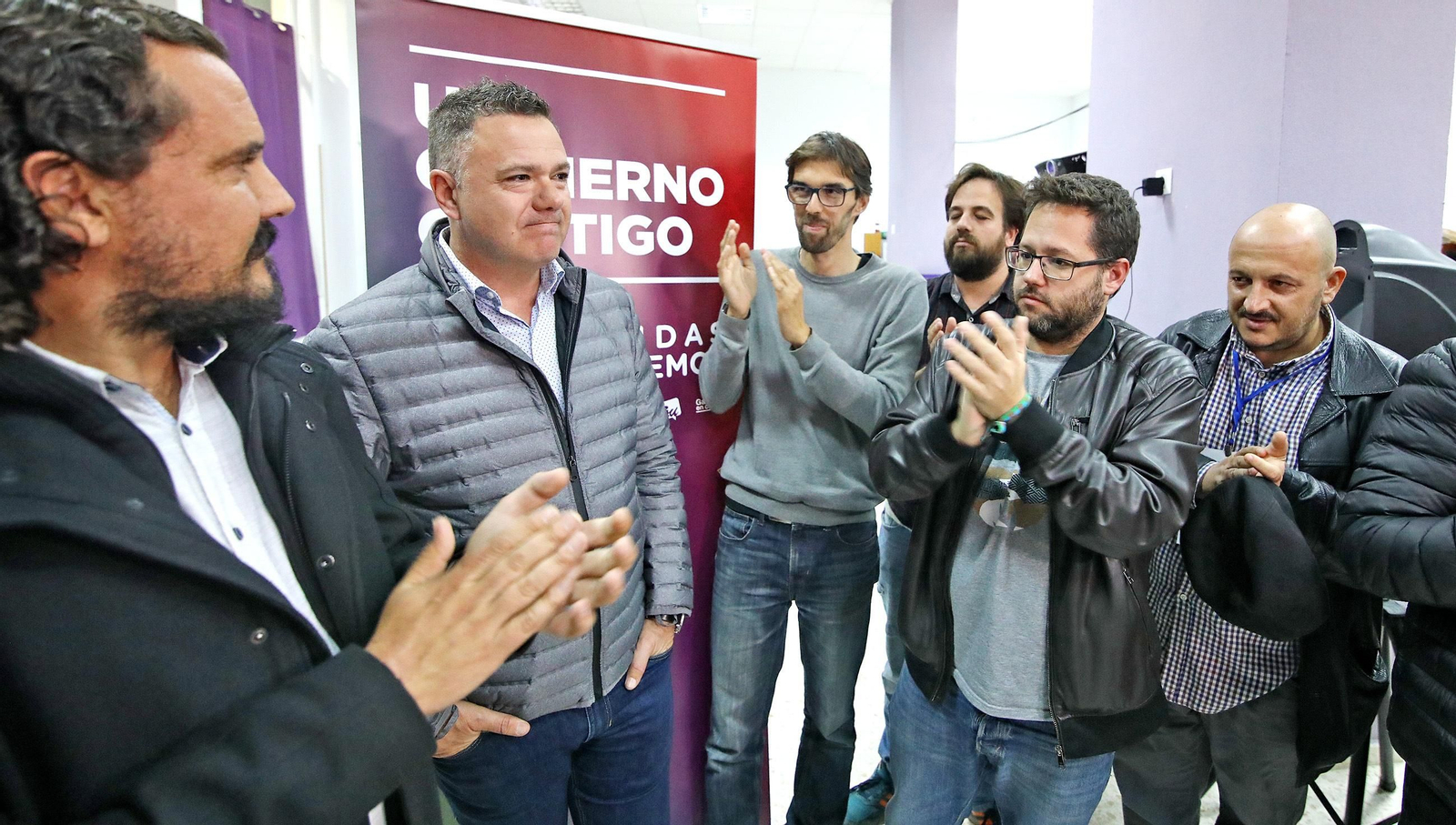 El ex diputado de Unidas Podemos, Juan Antonio Delgado, aplaudido por los dirigentes provinciales y locales de la formación morada e IU.