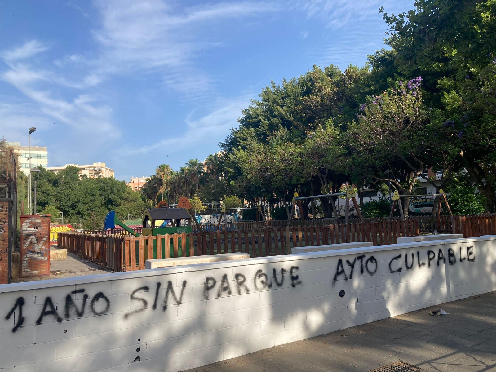 Pintada en uno de los muros del parque de San Isidro, en Nueva Andalucía