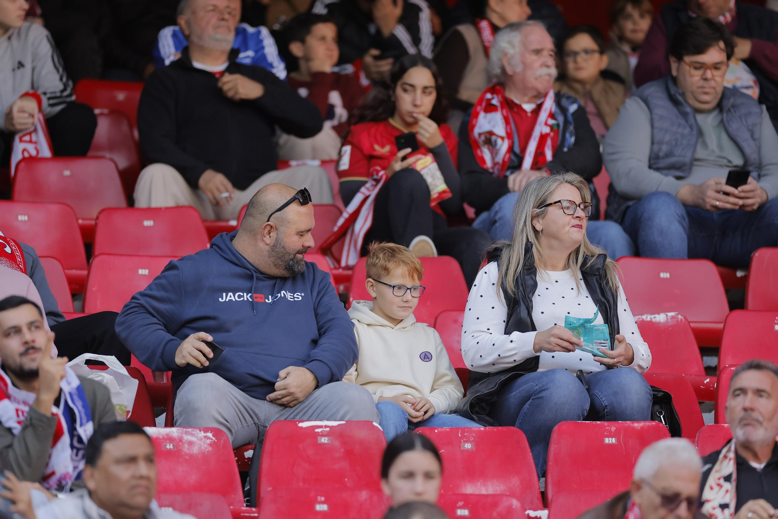 Búscate en las fotos del Sevilla - Oviedo