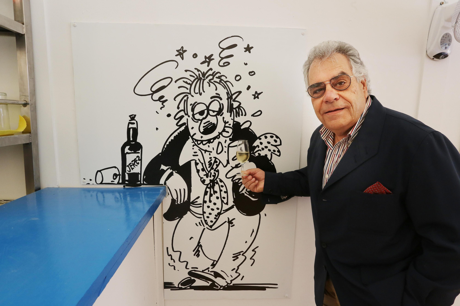 Pedro Carabante brinda junto a uno de sus personajes en la caseta del Diario.