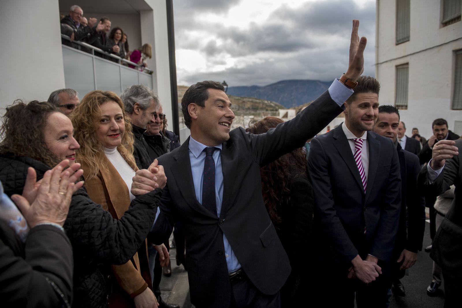 Imágenes de la visita de Juanma Moreno a Lanjarón
