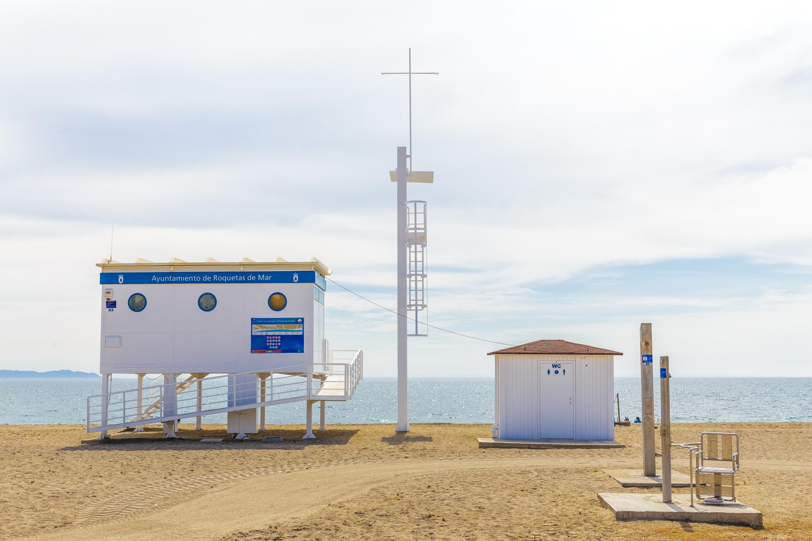 Puesto de socorrismo en una de las playas del término municipal de Roquetas de Mar.