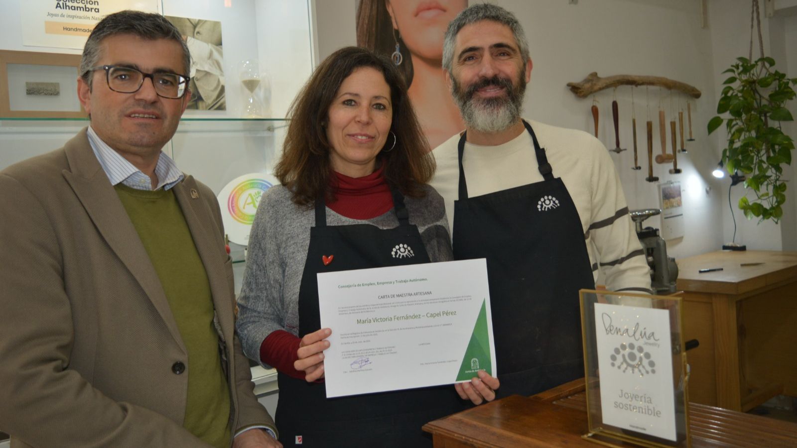 La joyera María Victoria Fernández-Capel recibe la Carta de Maestra Artesana