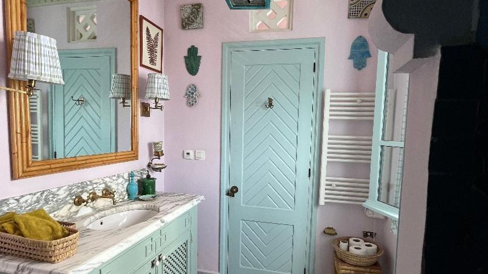 En el baño se utiliza el color verde pistacho para la carpintería que combina con el suelo siciliano.