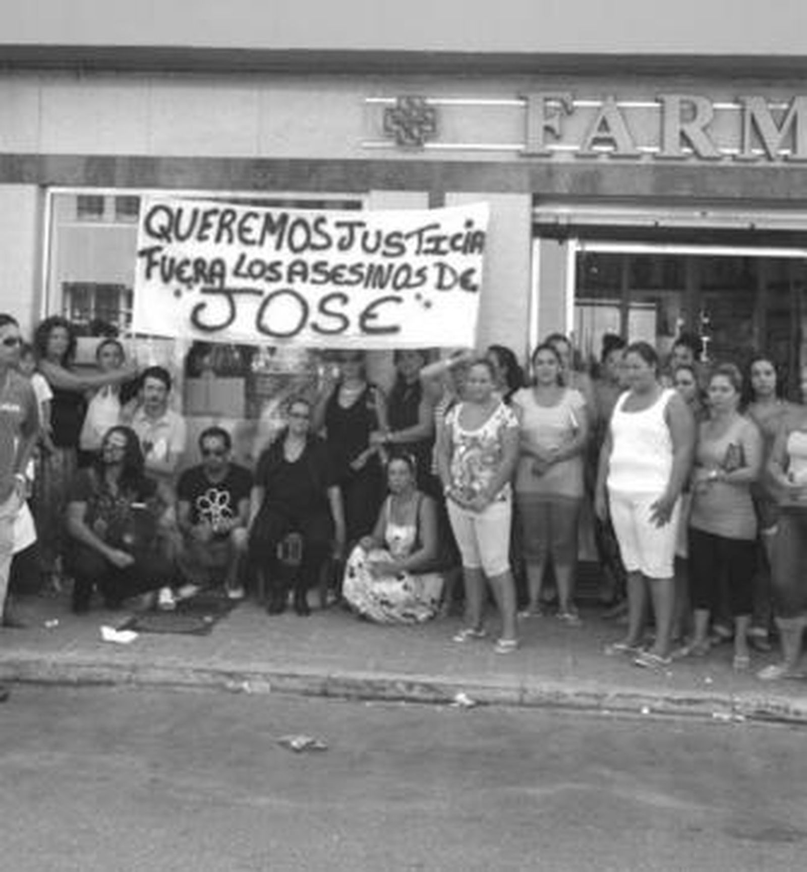 Instantánea de la concentración realizada ayer en los juzgados. En el centro y de luto, la madre del fallecido.