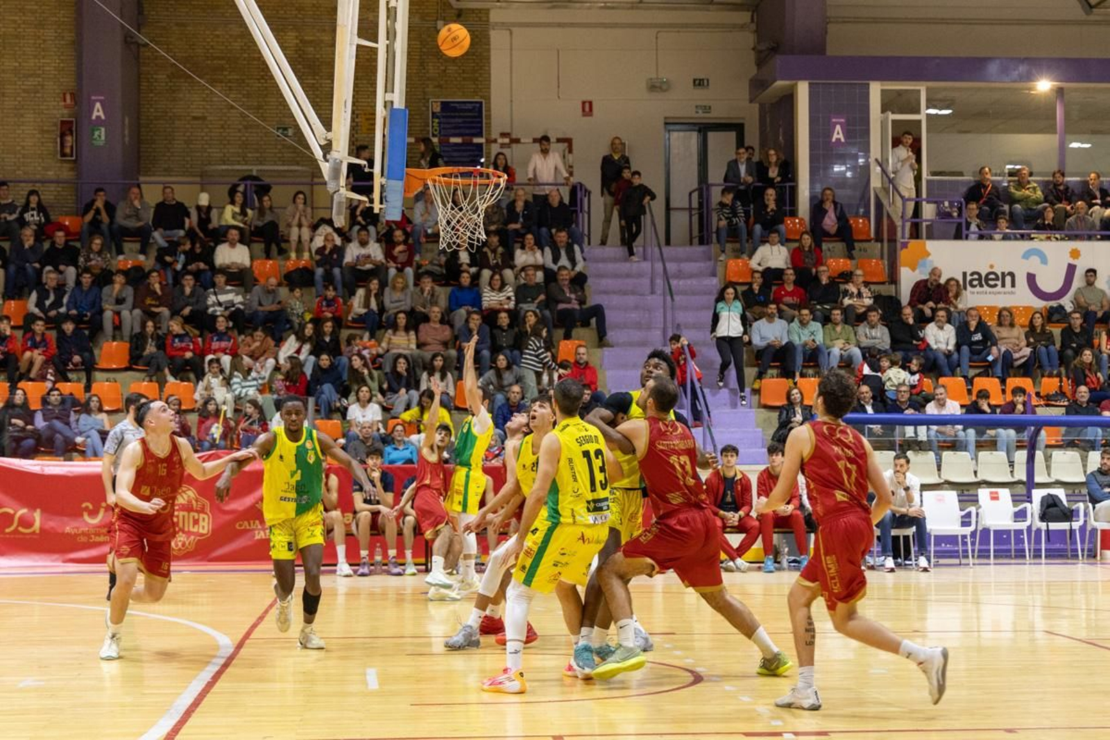 La Salobreja vibra con el derbi de la capital entre Jaén CB y Jaén FS, en imágenes
