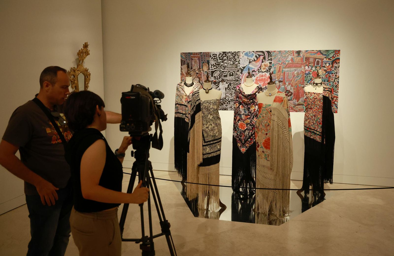 La nueva exposición de Mantones de Manila de la colección Perraut, en imágenes