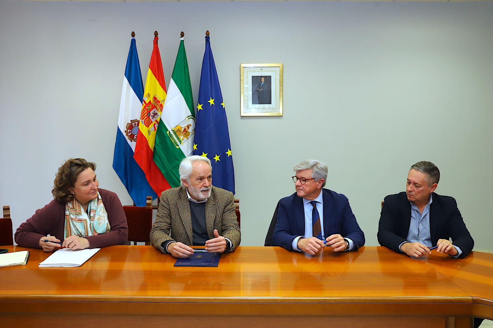 Un instante de la firma del convenio entre el Ayuntamiento de Jerez y el Colegio Oficial de la Arquitectura Técnica de Cádiz.