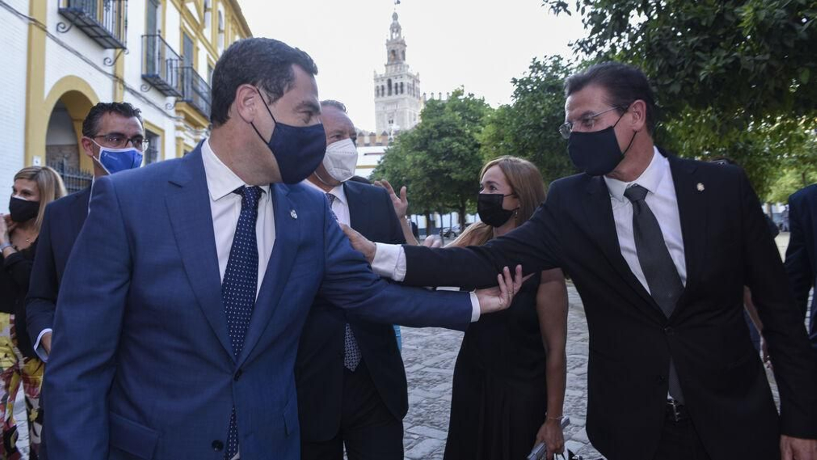 Luis Salvador saluda a Juanma Moreno en la presentación del Anuario del Grupo Joly este jueves 11 de junio.