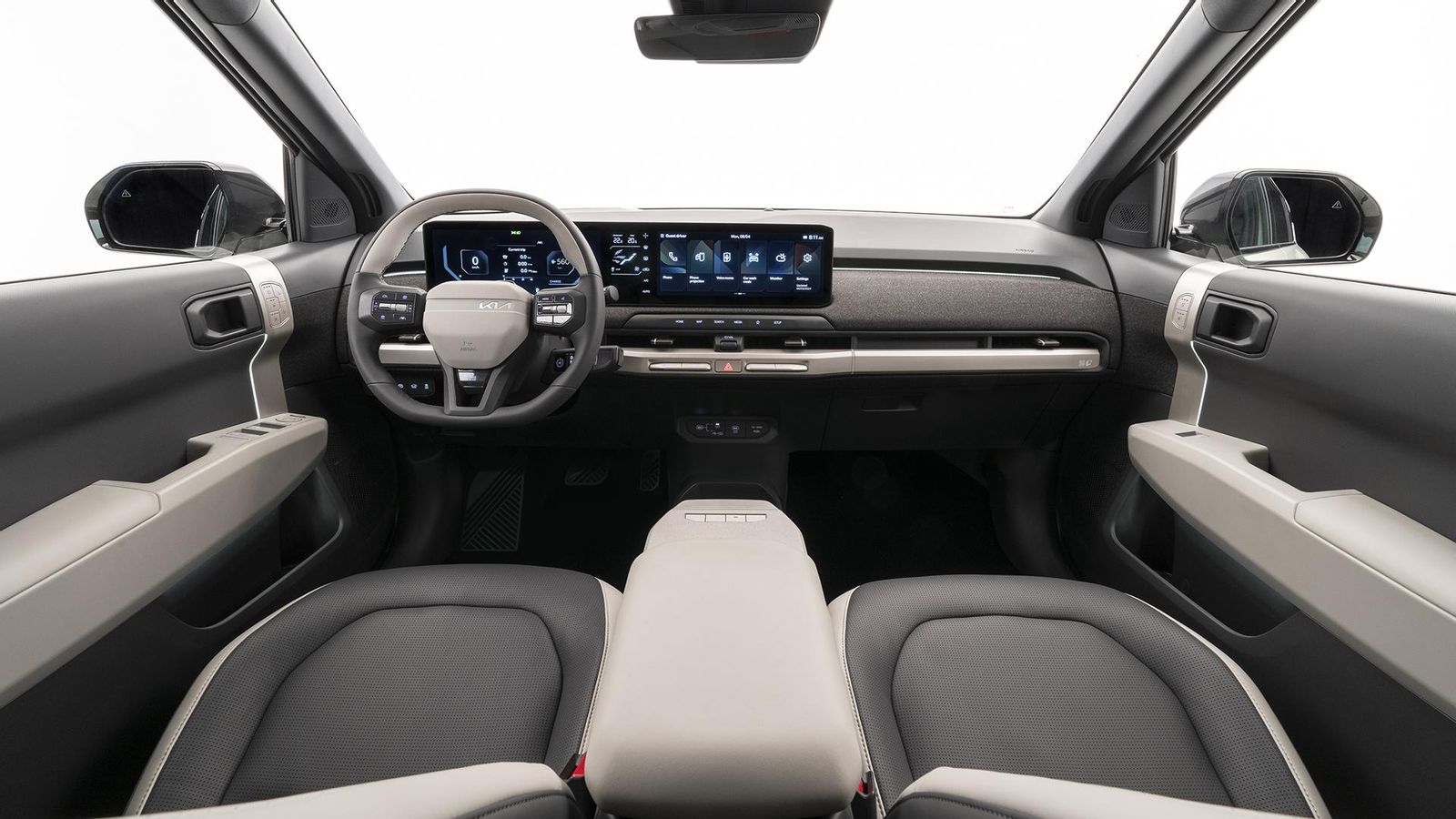 Del EV9 no sólo toma la plataforma, sino que también recursos como la distribución de las pantallas en el salpicadero.