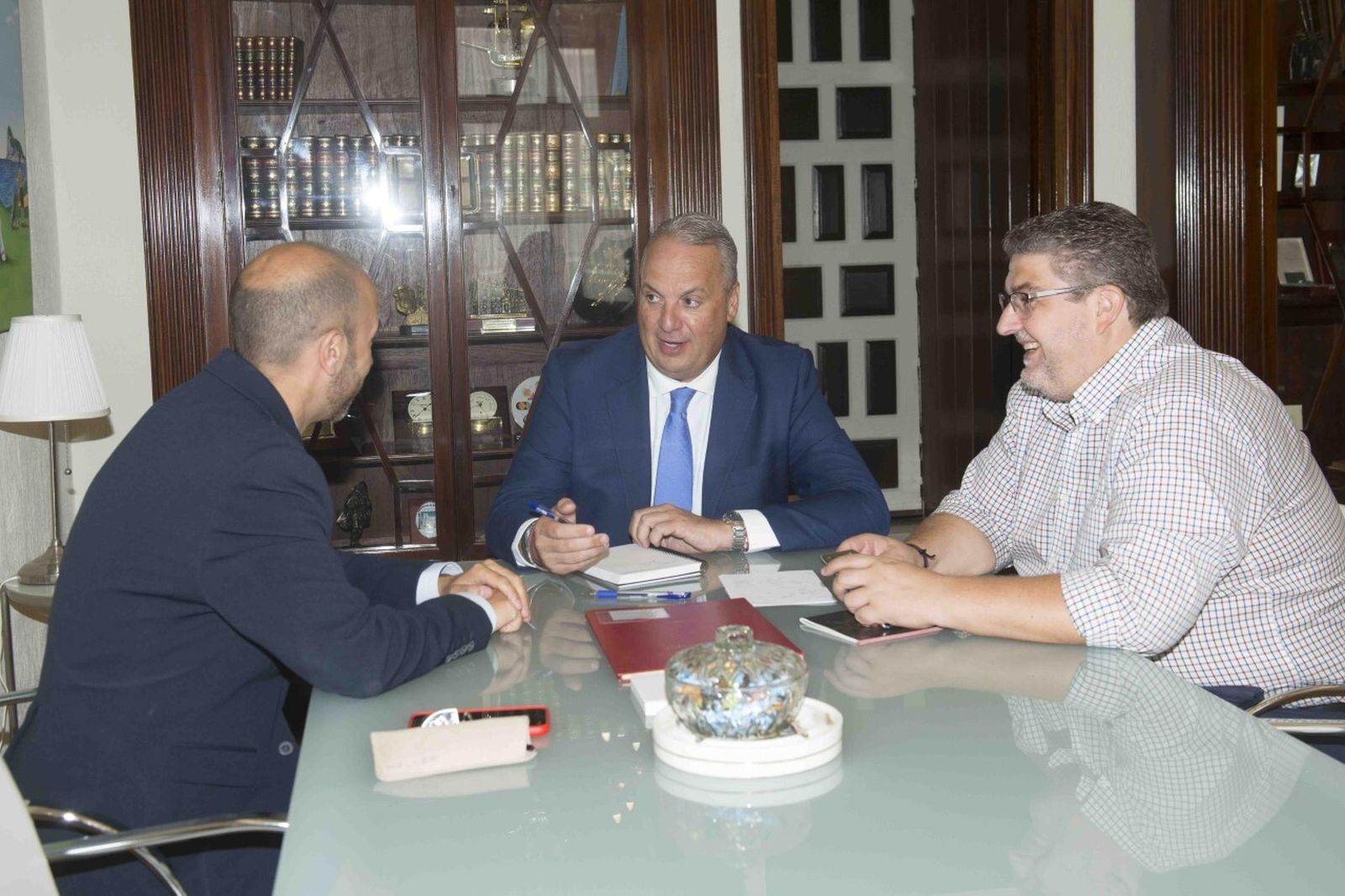 Juan Carlos Ruiz Boinx con el alcalde de Grazalema, Carlos Javier García.