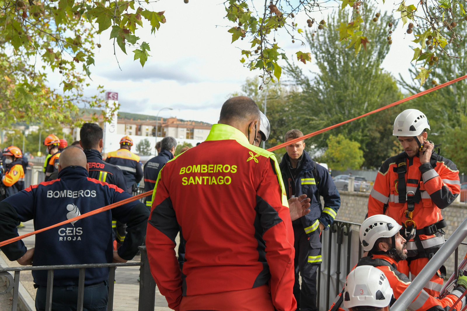 Fotos: Las mejores imágenes del simulacro de rescate de un coche accidentado en el río Genil de Granada
