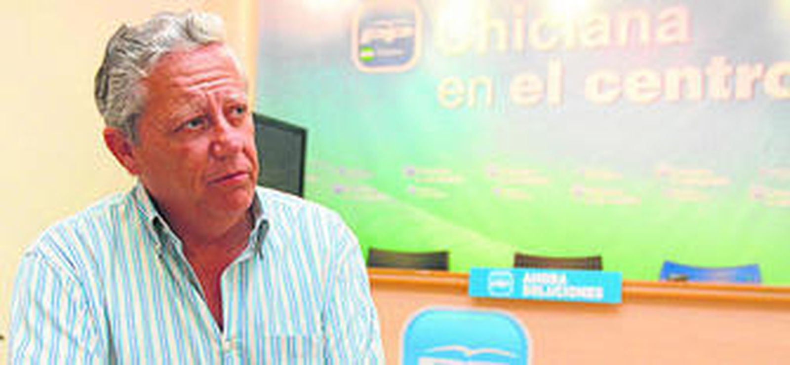 Ernesto Marín, abajo a la izquierda, en un equipo de fútbol local cuando aún no había cumplido los 18 años.