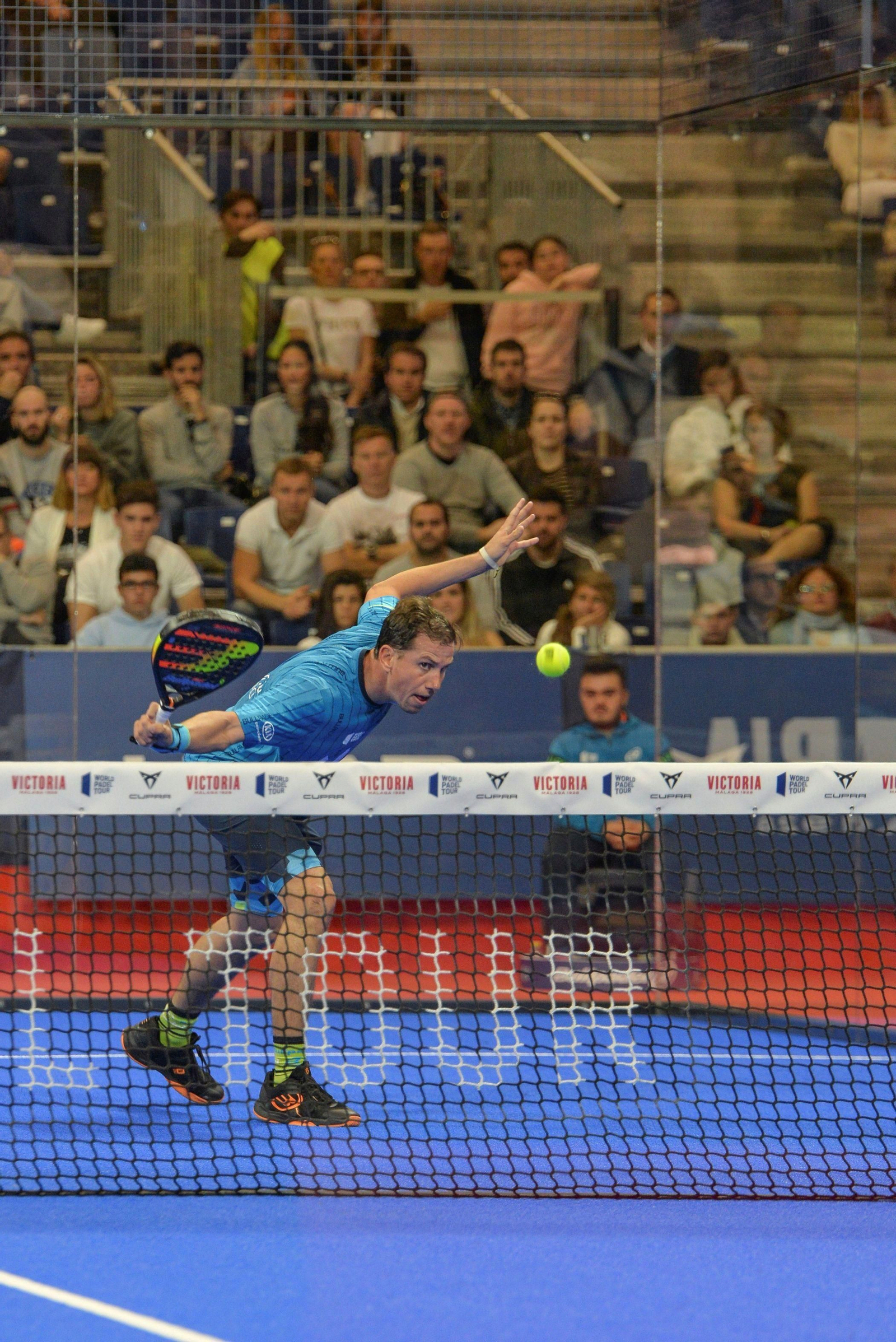 Paquito Navarro golpea la bola en el partido correspondiente a la final masculina del Cervezas Victoria Marbella Máster 2020.
