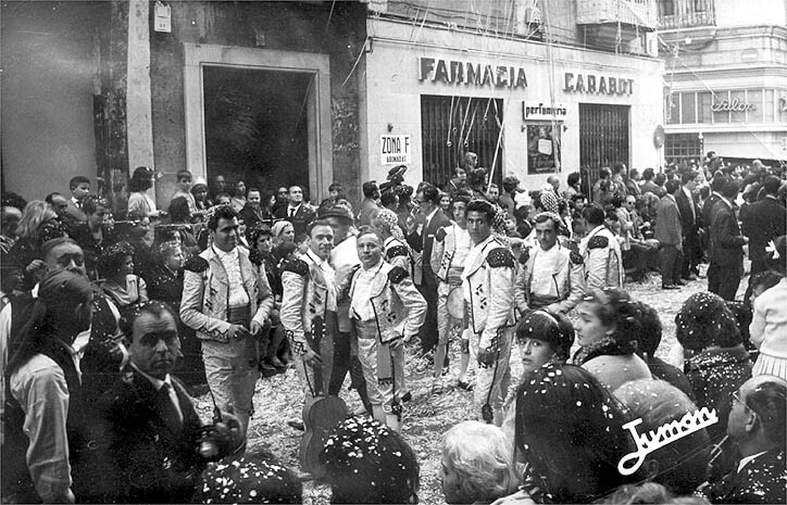 La comparsa 'Los fígaros' (1964) en la calle Ancha.