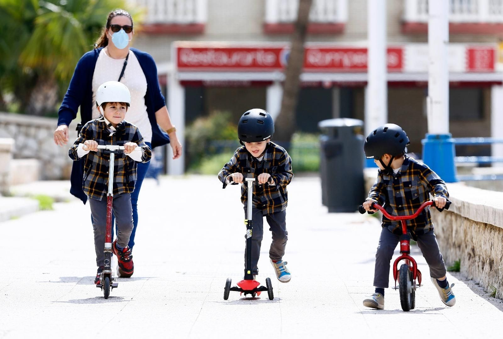 Coronavirus en Málaga: Los niños vuelven a la calle tras un largo confinamiento, en fotos