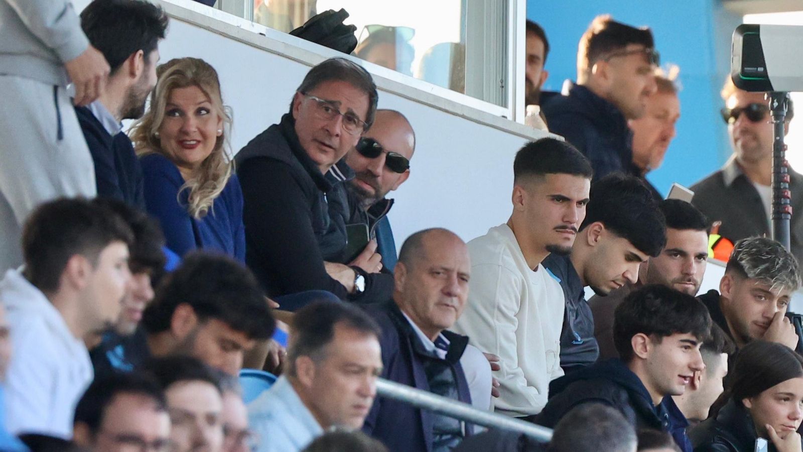 Chupete, en la grada de la Ciudad Deportiva durante el Atlético Malagueño - Torre del Mar