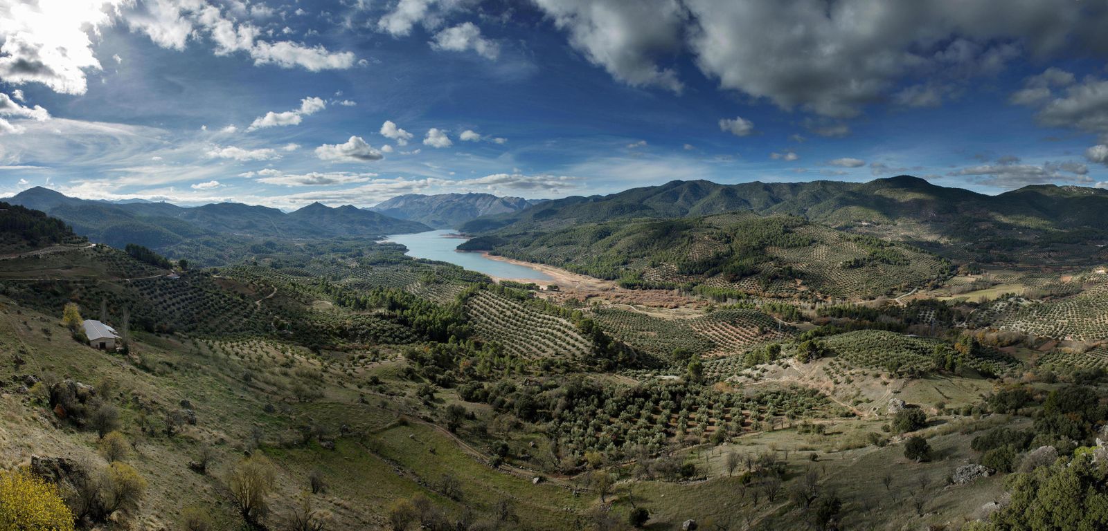 El embalse del Tranco en Hornos de Segura cuenta con un centro de ocio y turismo activo donde realizar deportes al aire libre.