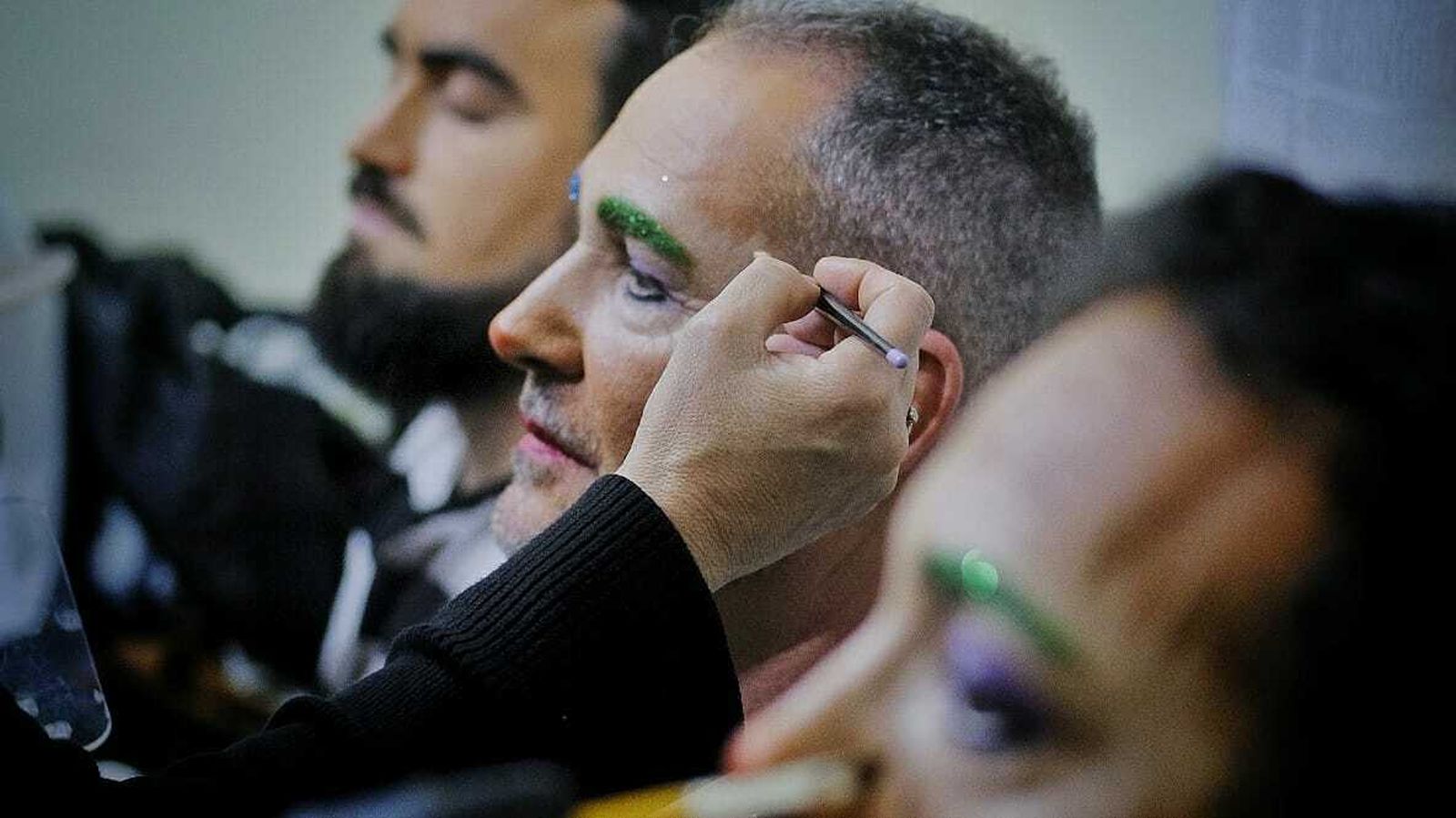 Algunos componentes de la comparsa 'Los encaidenaos', de Kike Remolino, en la sesión de maquillaje.