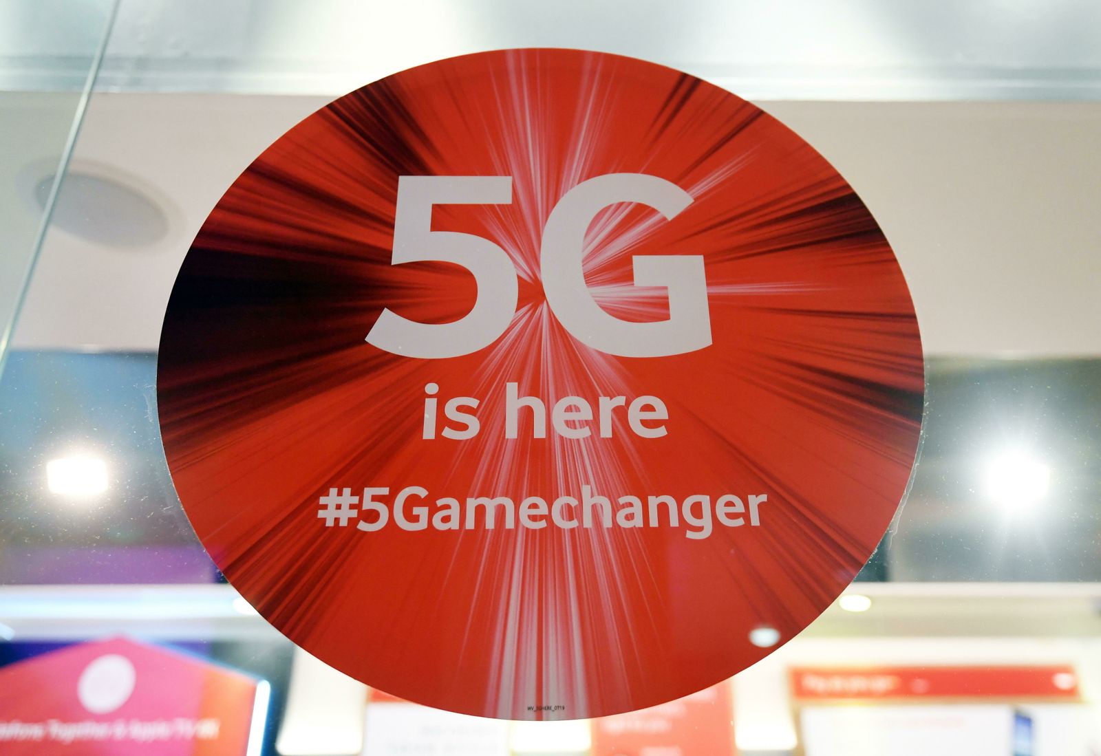 Un cartel publicitario de 5G en una tienda de Londres.