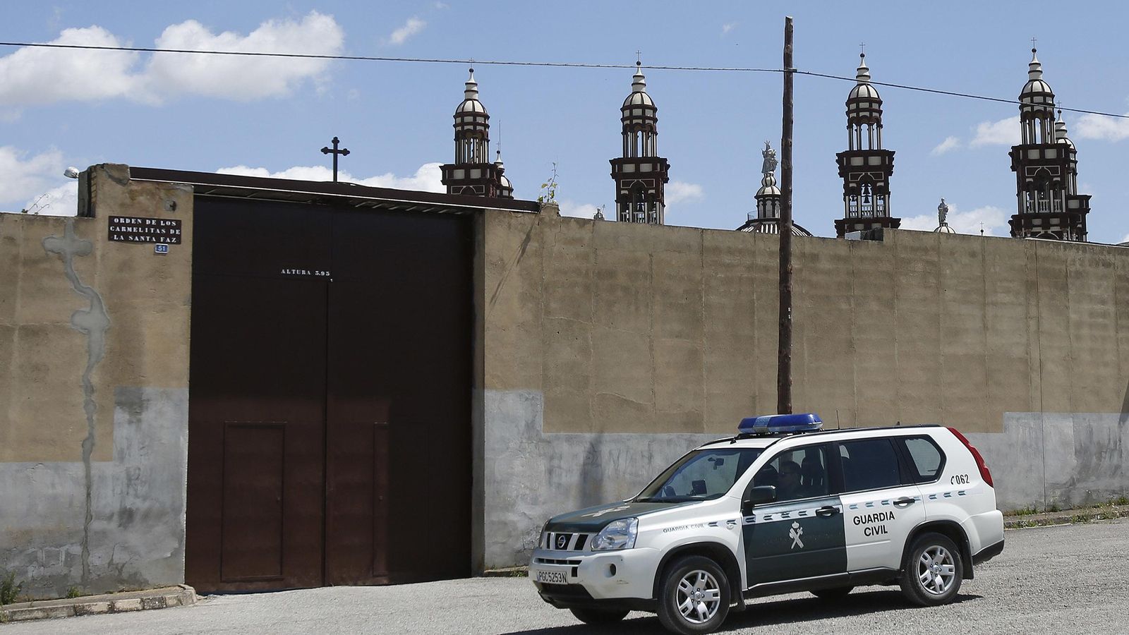 Un patrullero de la Guardia Civil en la puerta de la basílica.