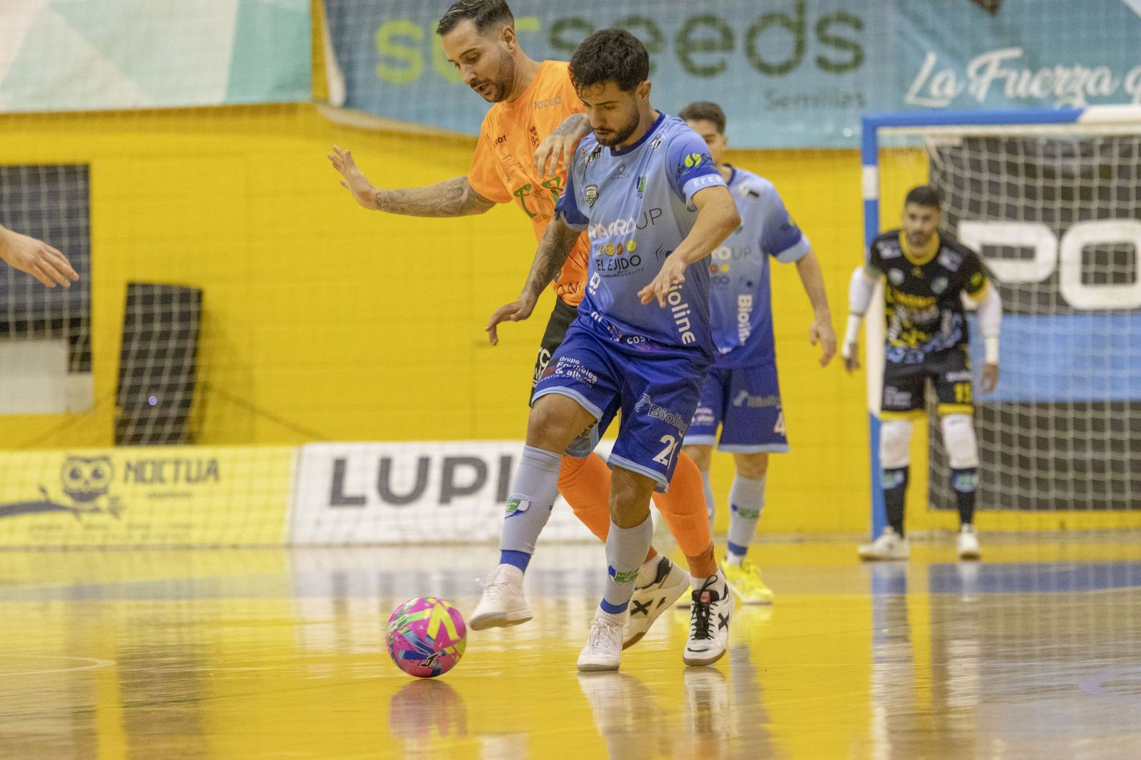 Beto se marcha de un rival durante un encuentro de esta temporada de los celestes disputado en casa.