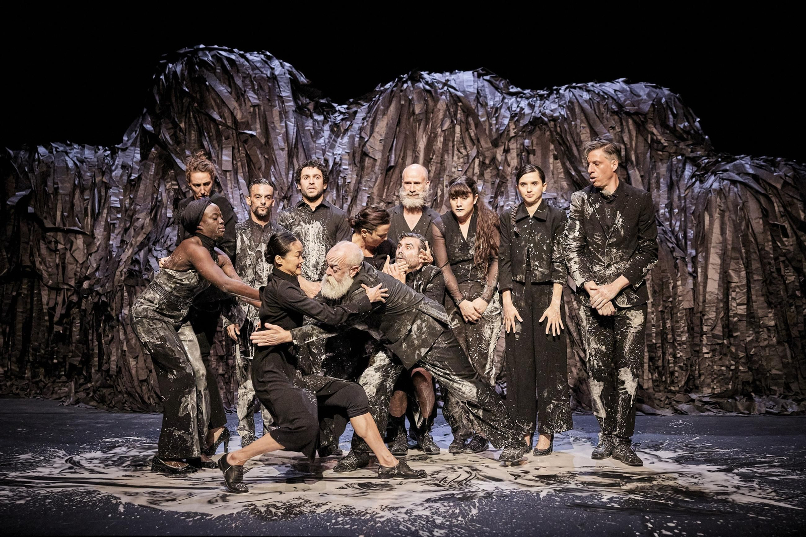 Los intérpretes de Baro d'evel frente a la montaña de desechos creada por Lluc Castells.