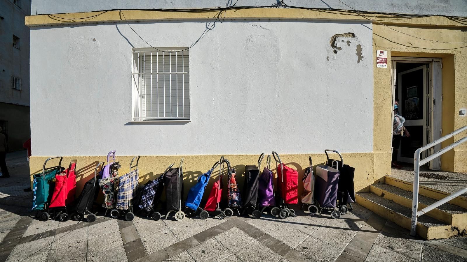Una hilera de carros a la espera de ser llenados con ayuda alimentaria. Una hilera de carros a la espera de ser llenados con ayuda alimentaria.