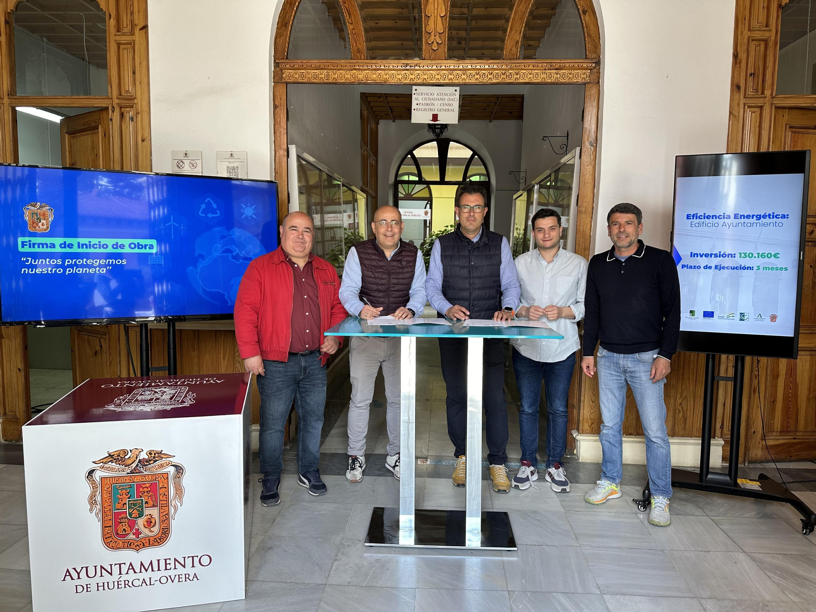 El Ayuntamiento de Huércal-Overa ha firmado el contrato con la empresa Pabegom para mejorar la eficiencia enérgetica del edificio municipal.