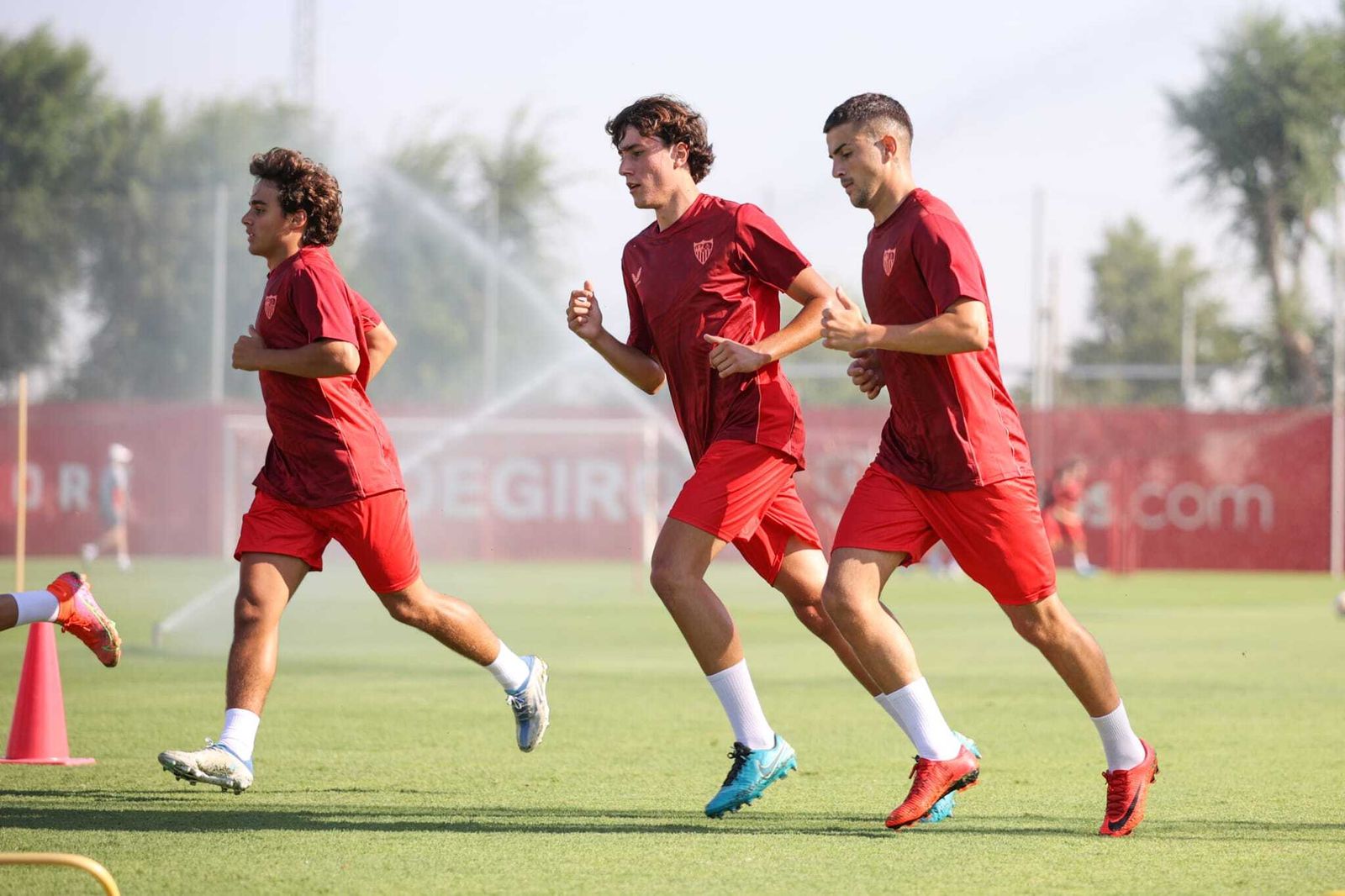 Carlos Álvarez, Hormigo y Zarzana, durante un entrenamiento del Sevilla Atlético.