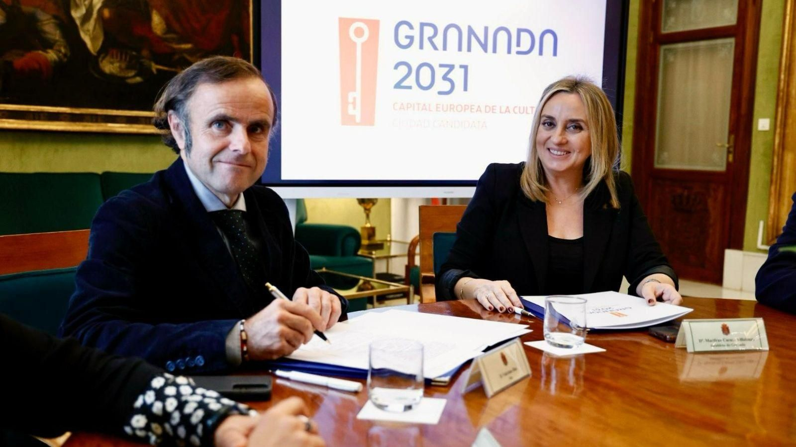 La alcaldesa Marifrán Carazo y el director de ALSA Zona Mediterránea, Valeriano Díaz, firman el manifiesto La alcaldesa Marifrán Carazo y el director de ALSA Zona Mediterránea, Valeriano Díaz, firman el manifiesto