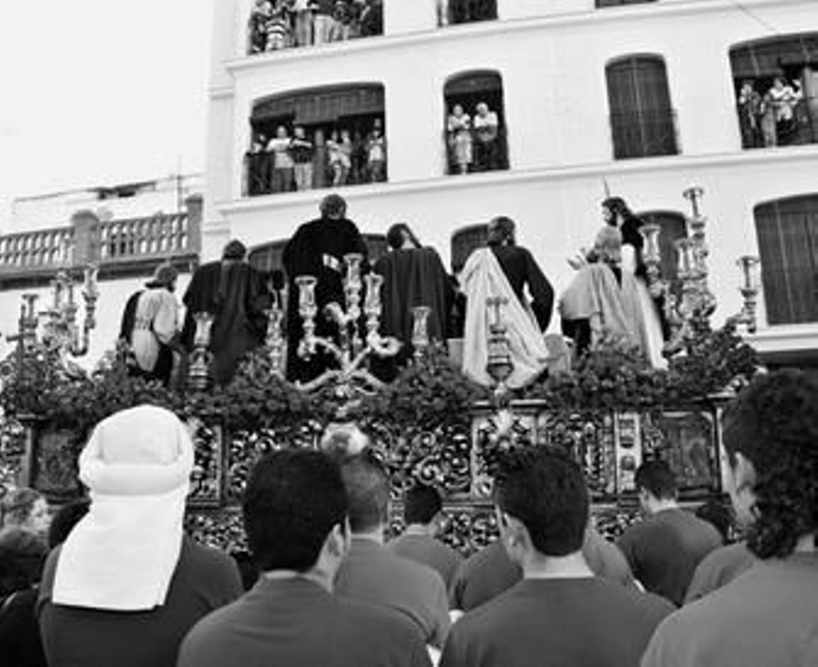 El Cristo del Perdón inicia su estación de penitencia en Montilla.