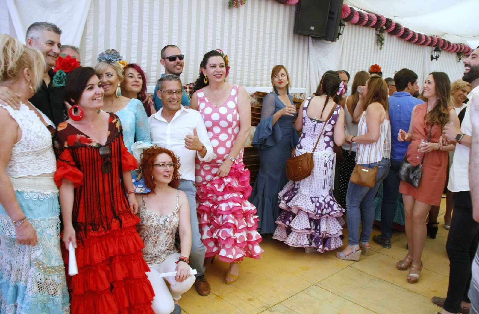 Grupo de amigos posando para una foto.