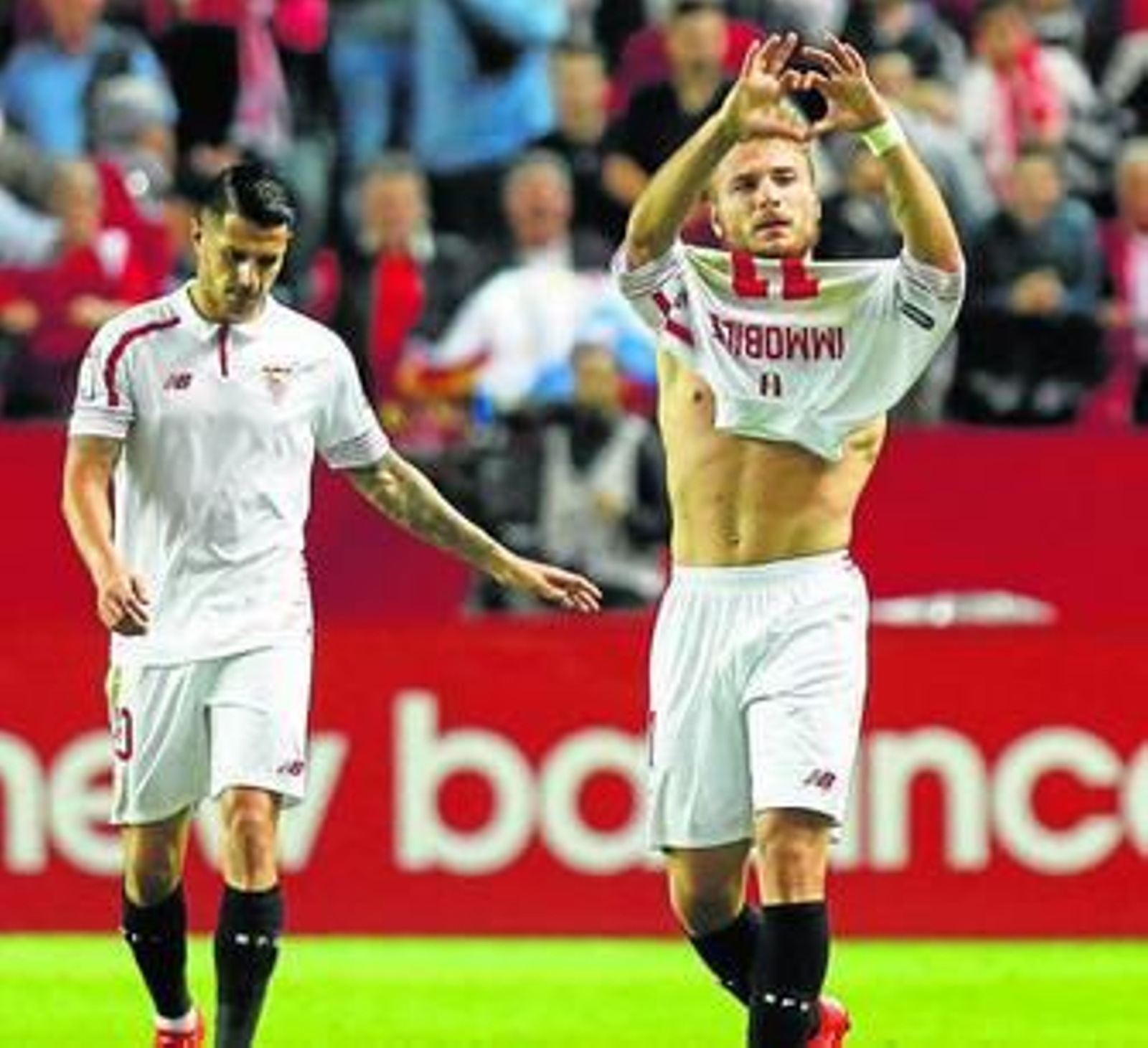 Immobile se dirige a su familia después de haberse quitado la camiseta para celebrar con rabia el 1-1.