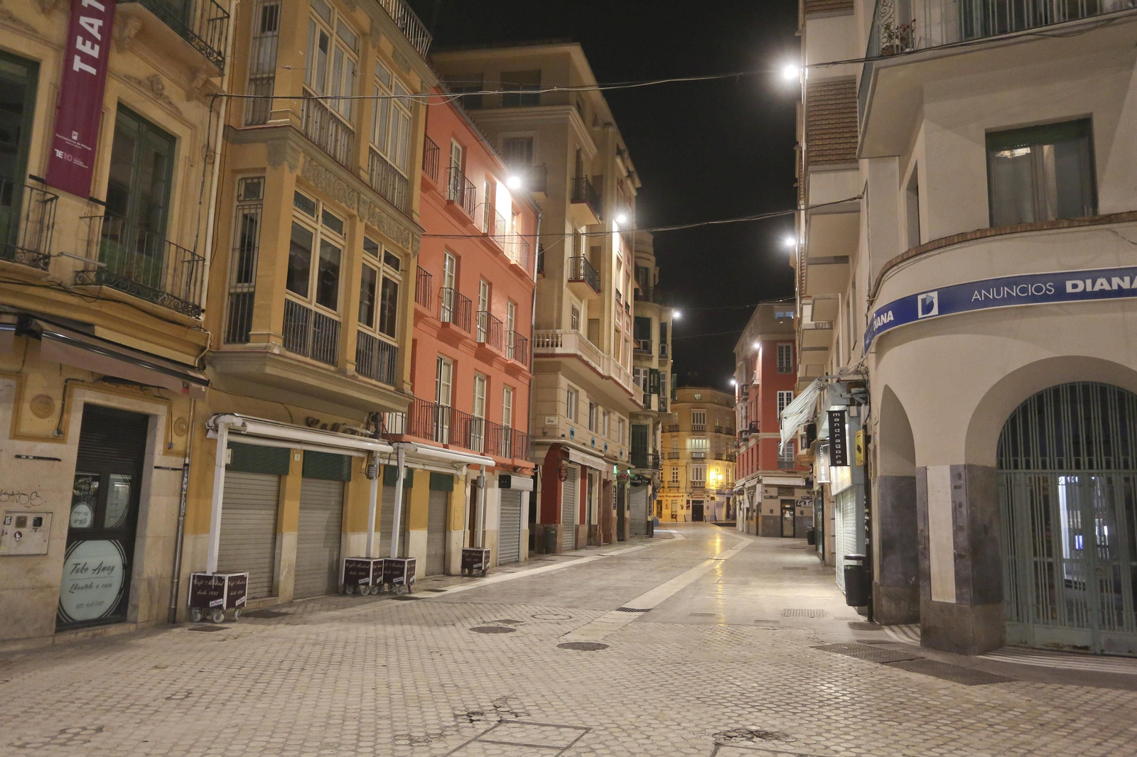 El coronavirus dibuja una noche desierta en el centro de Málaga, en fotos