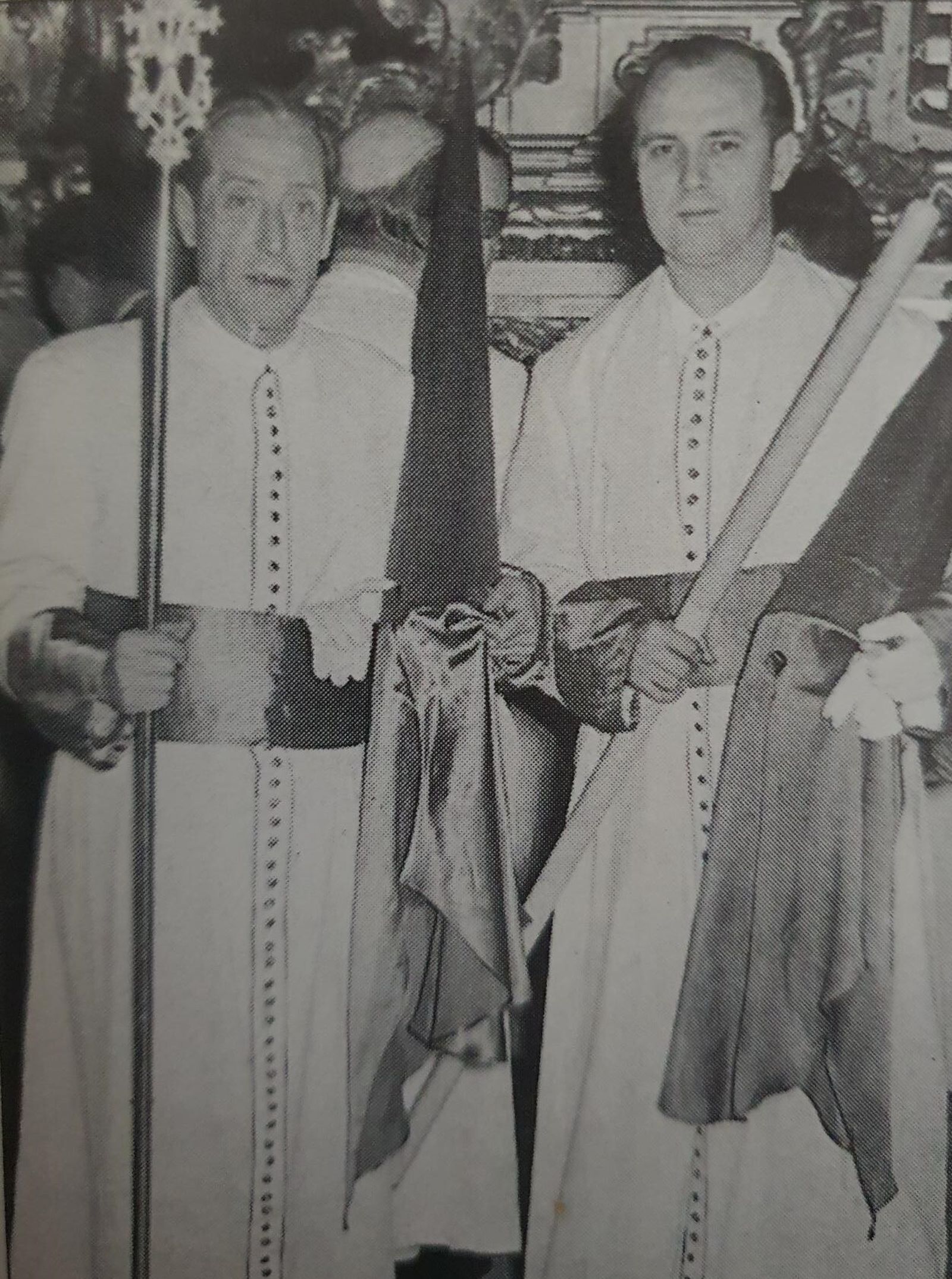 Agustín Penon (a la derecha) y Miguel Rosales vestidos de penitentes