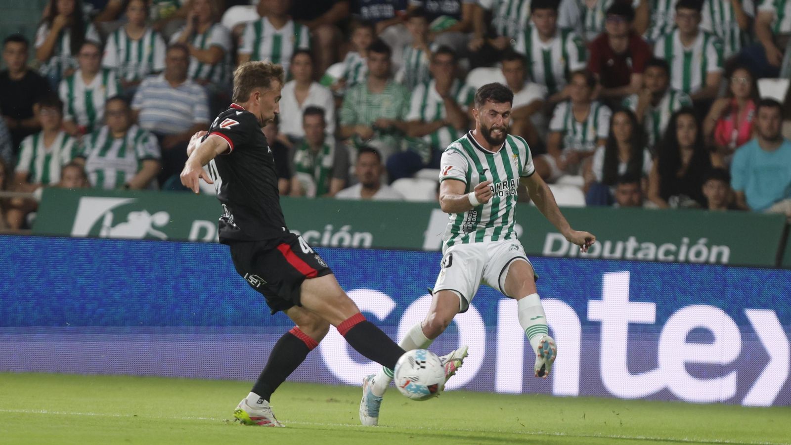 Jaoco intenta sacar un centro en el primer tiempo del Córdoba CF - Cultural Leonesa.