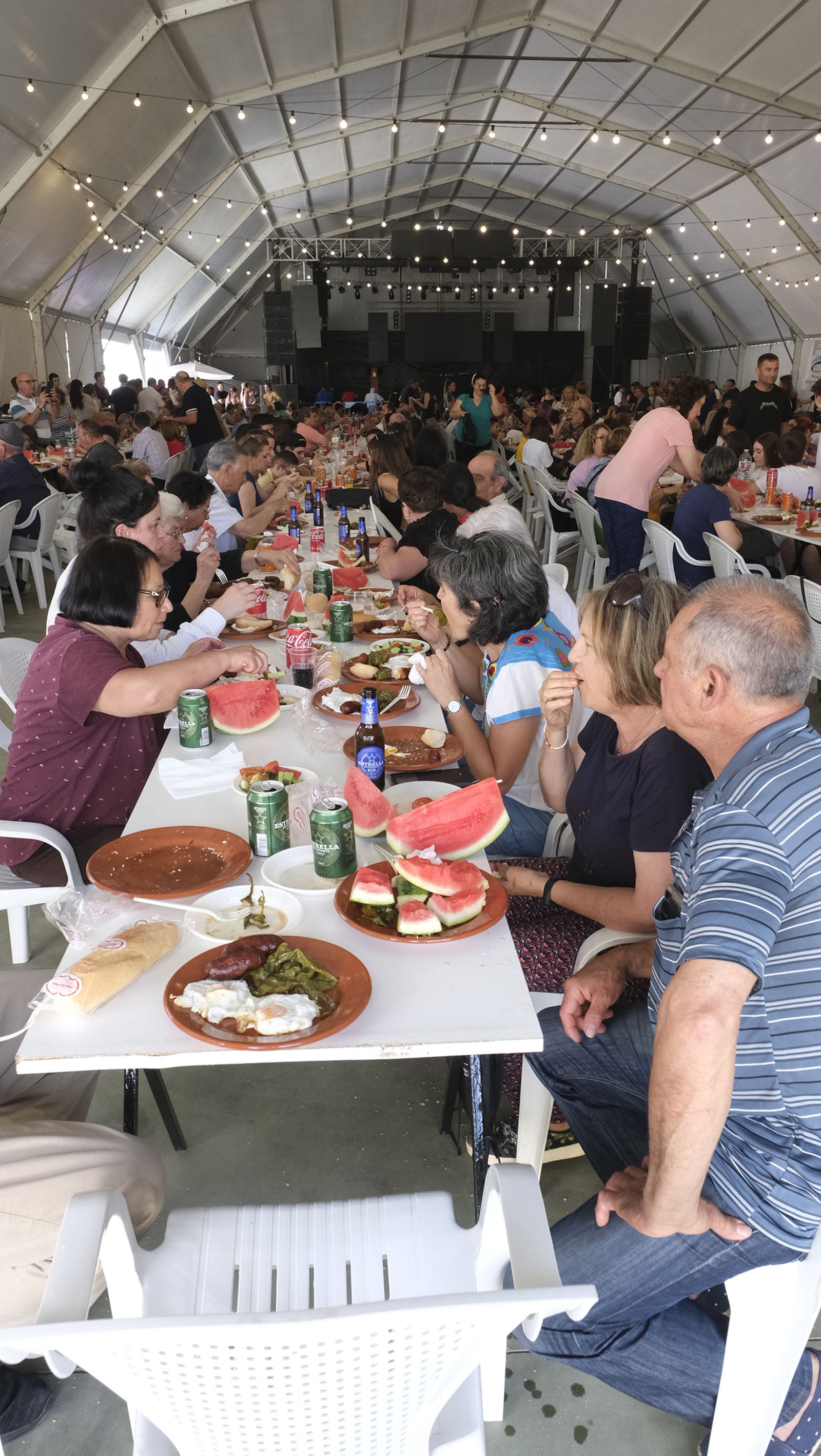 Imágenes de la degustación de huevos fritos con chorizo, en las Fiestas de Santa María del Águila