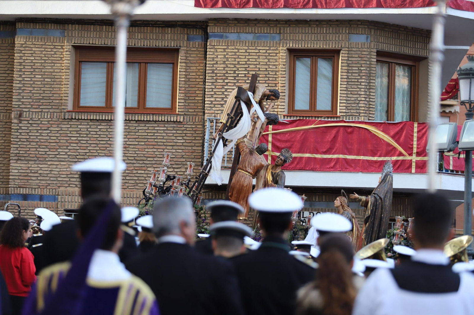 Imágenes de la procesión del Descendimiento por las  calles de Huelva
