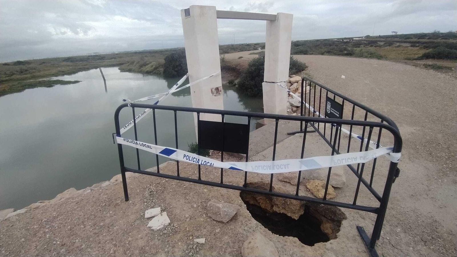 Daños en una de las compuertas del sendero de Eurovelo que une San Fernando y Chiclana.