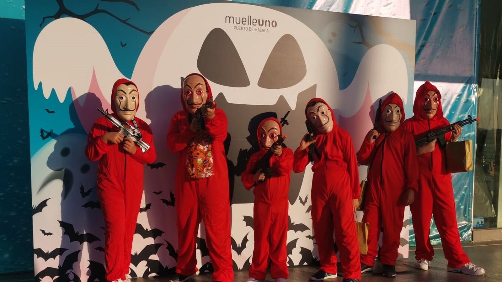 Chicos disfrazados de los atracadores de 'La casa de papel' en el photocall del Muelle Uno.