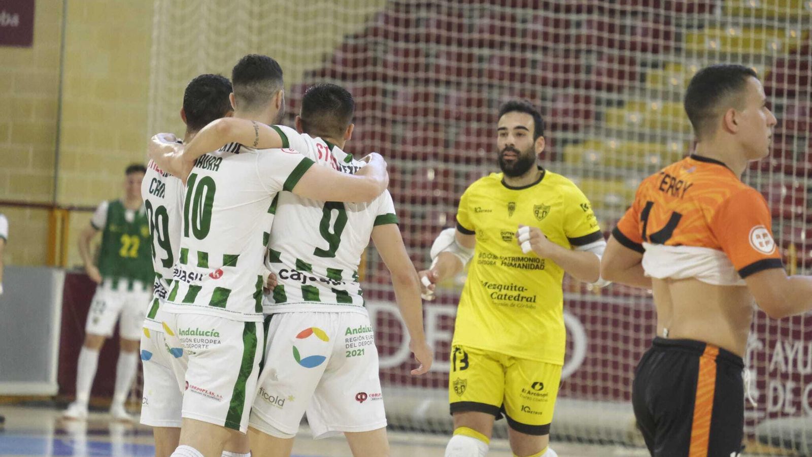Los jugadores del Córdoba Futsal celebran el primer gol.