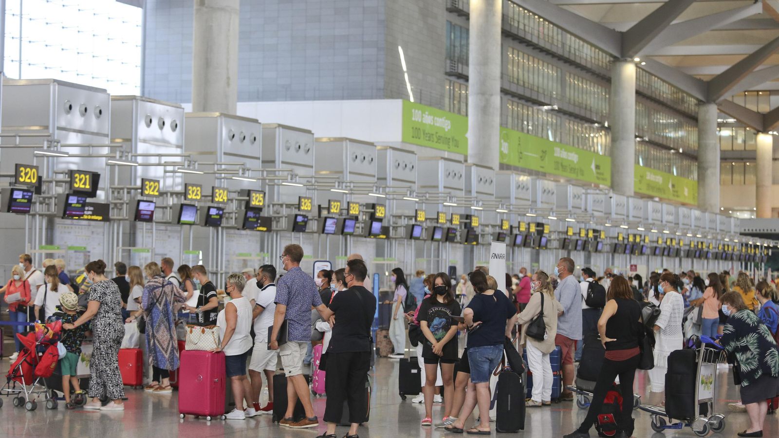 Colas de pasajeros en el Aeropuerto de Málaga-Costa del Sol.