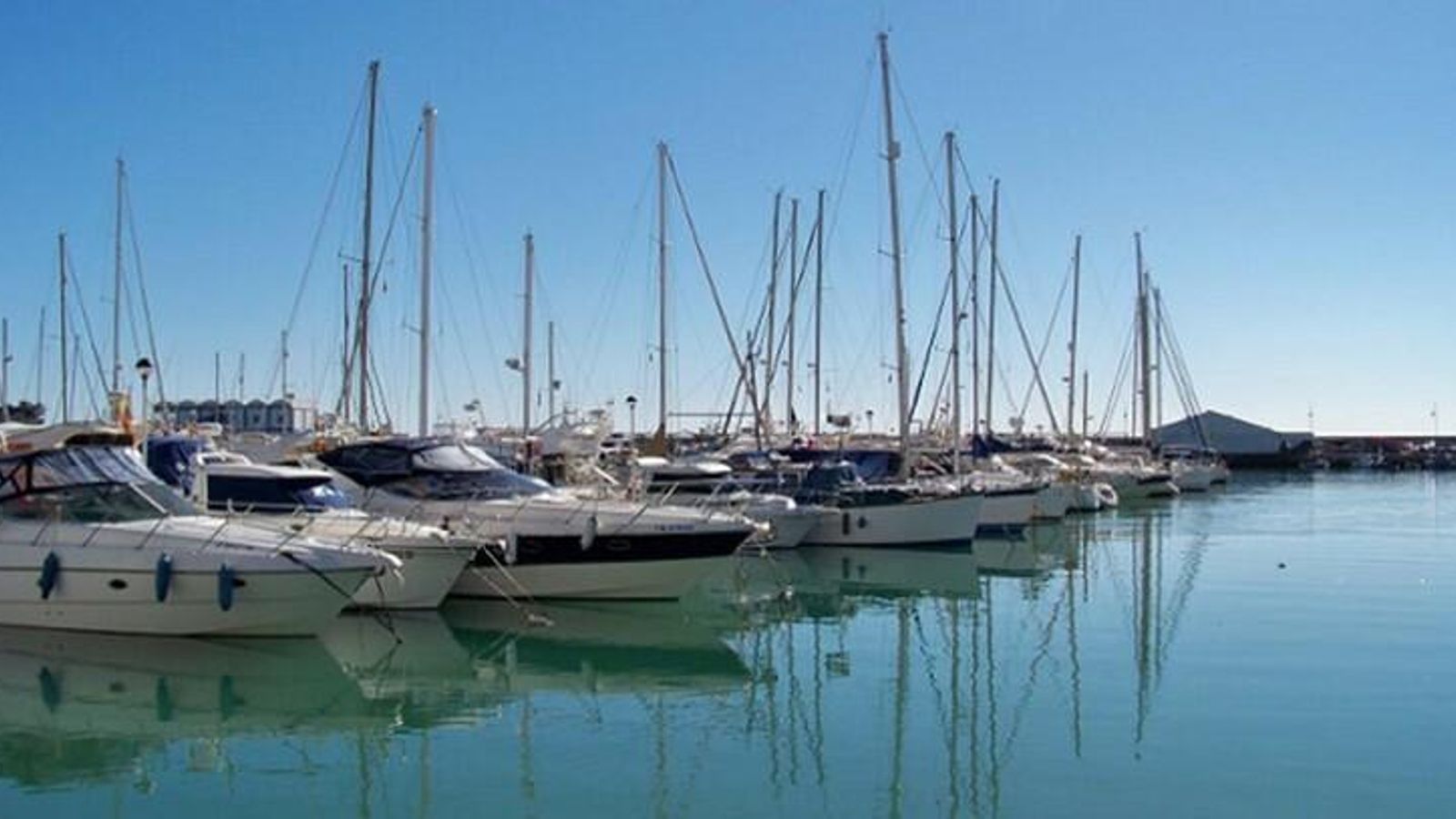 El puerto deportivo esteponero ha sido galardonado este 2019 con una Bandera Azul.