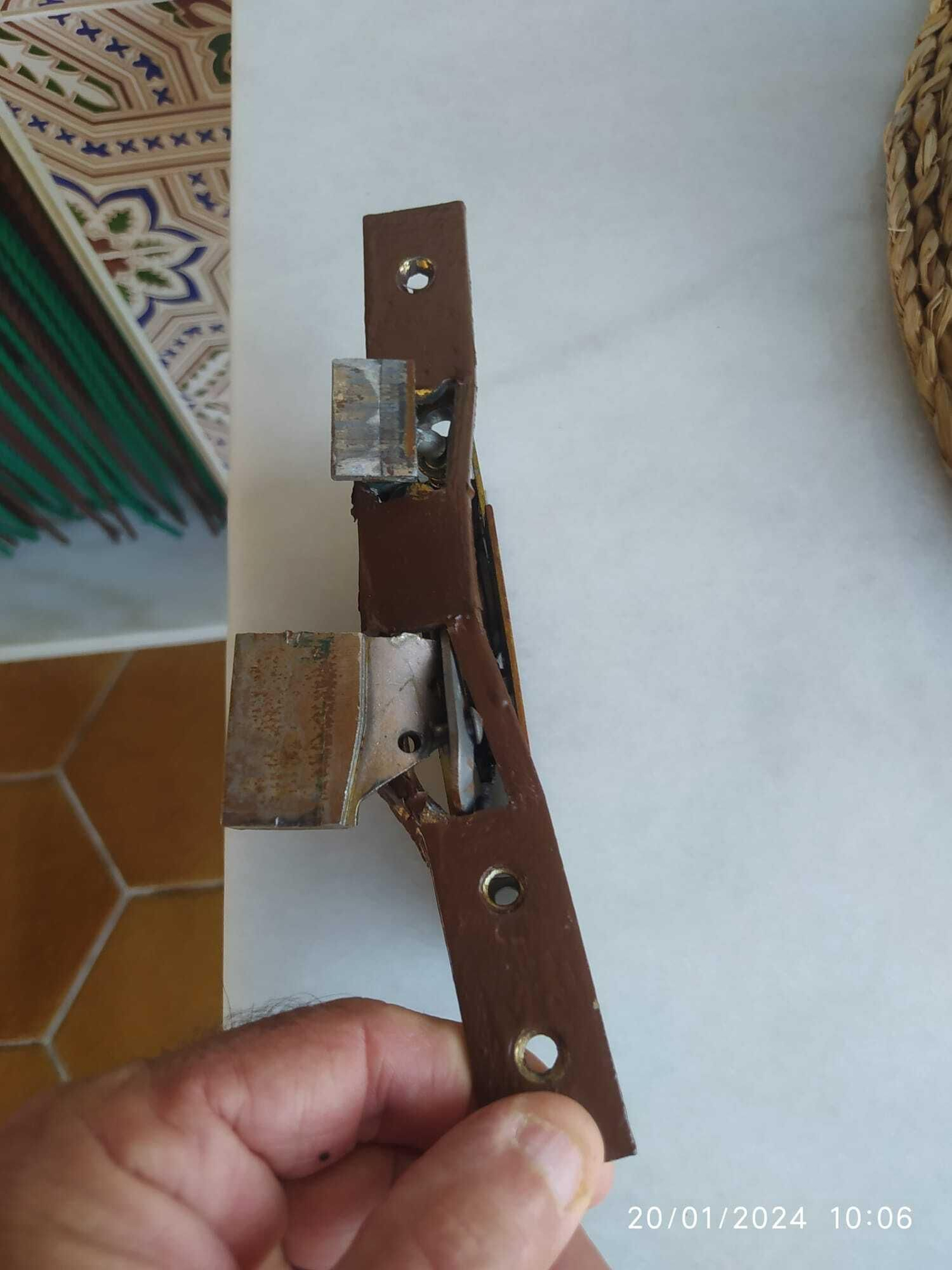 Cerradura de la puerta de una vivienda asaltada en Jarazmín el pasado 15 de enero.