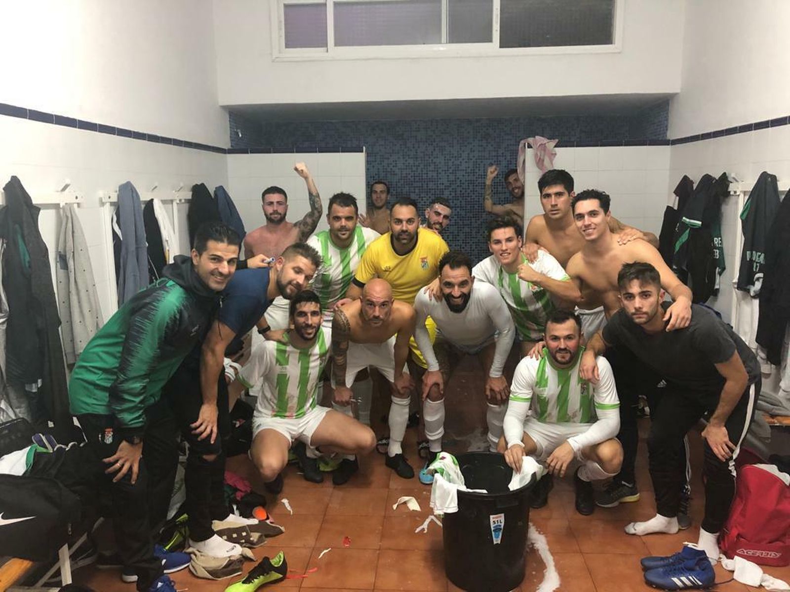 Los jugadores del Puerto Real, de nuevo de celebración tras un partido.