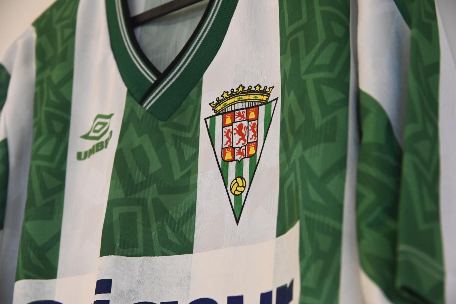 La exposición de camisetas históricas del Córdoba CF, en imágenes