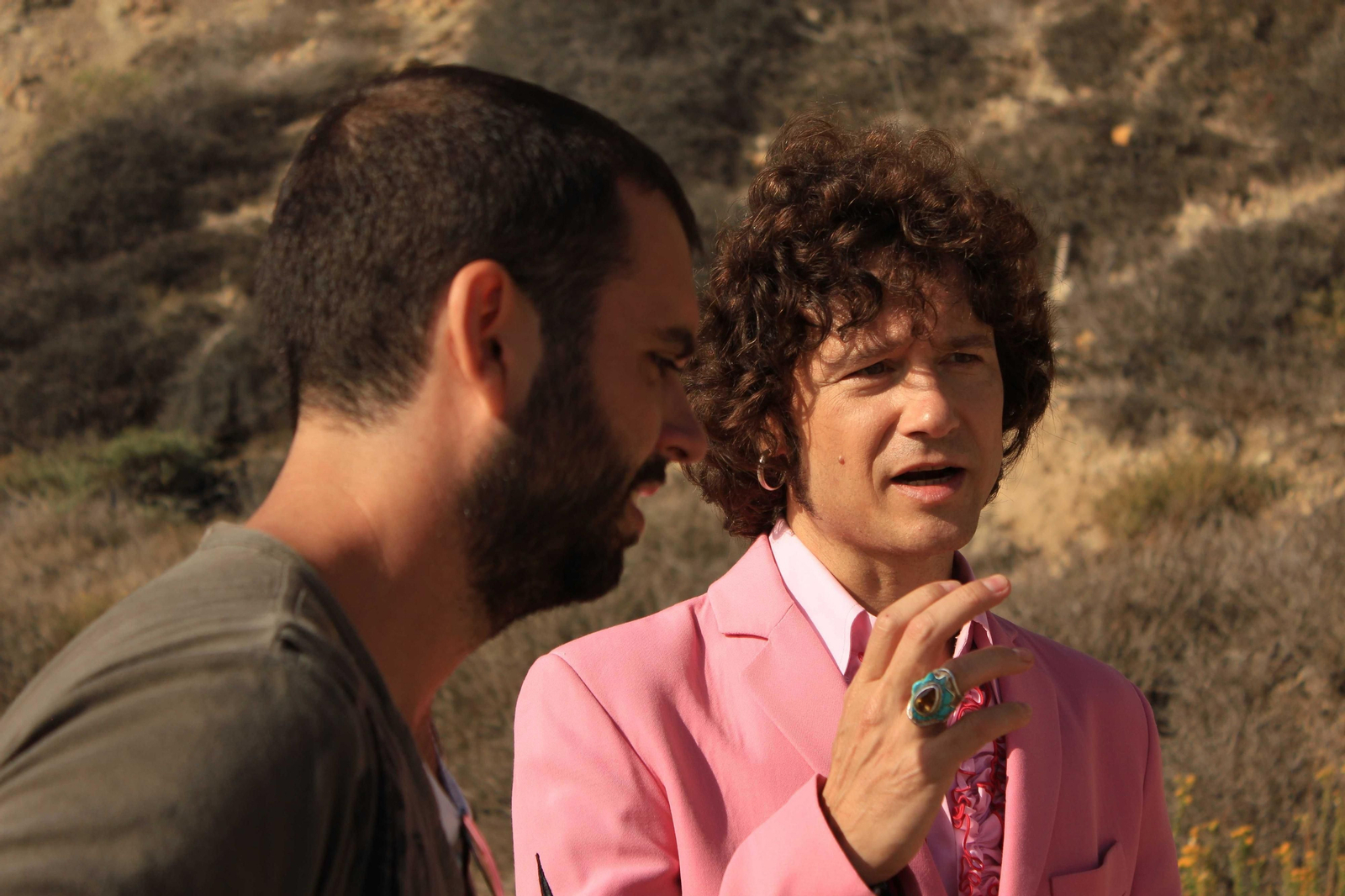 Alexis Morante, conversando en uno de sus rodajes con Enrique Bunbury.