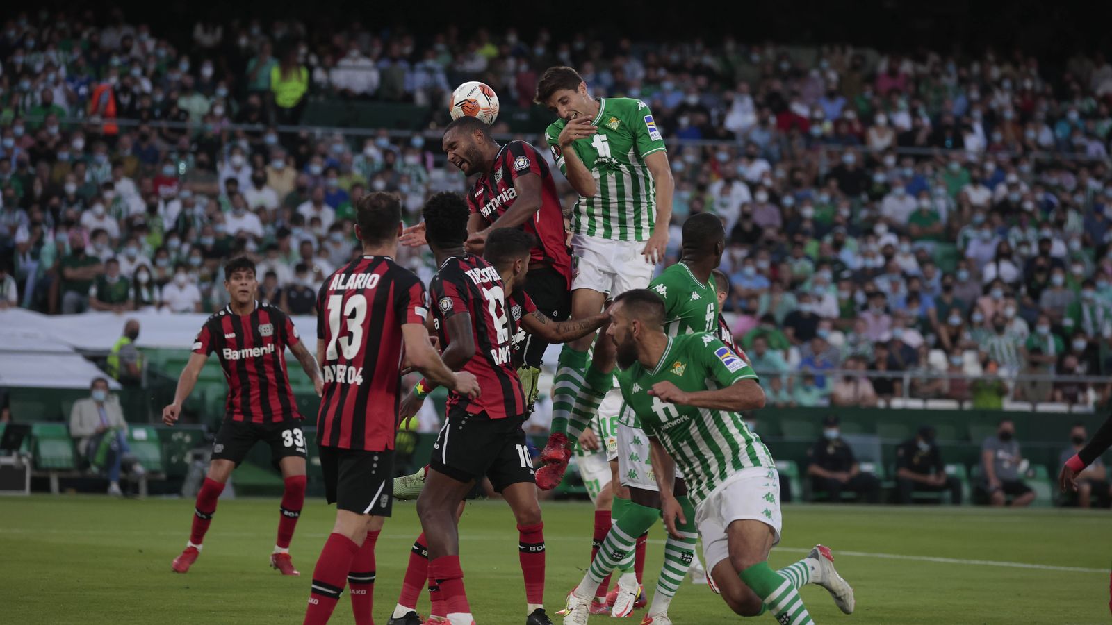 Edgar cabecea un balón junto a Tah.