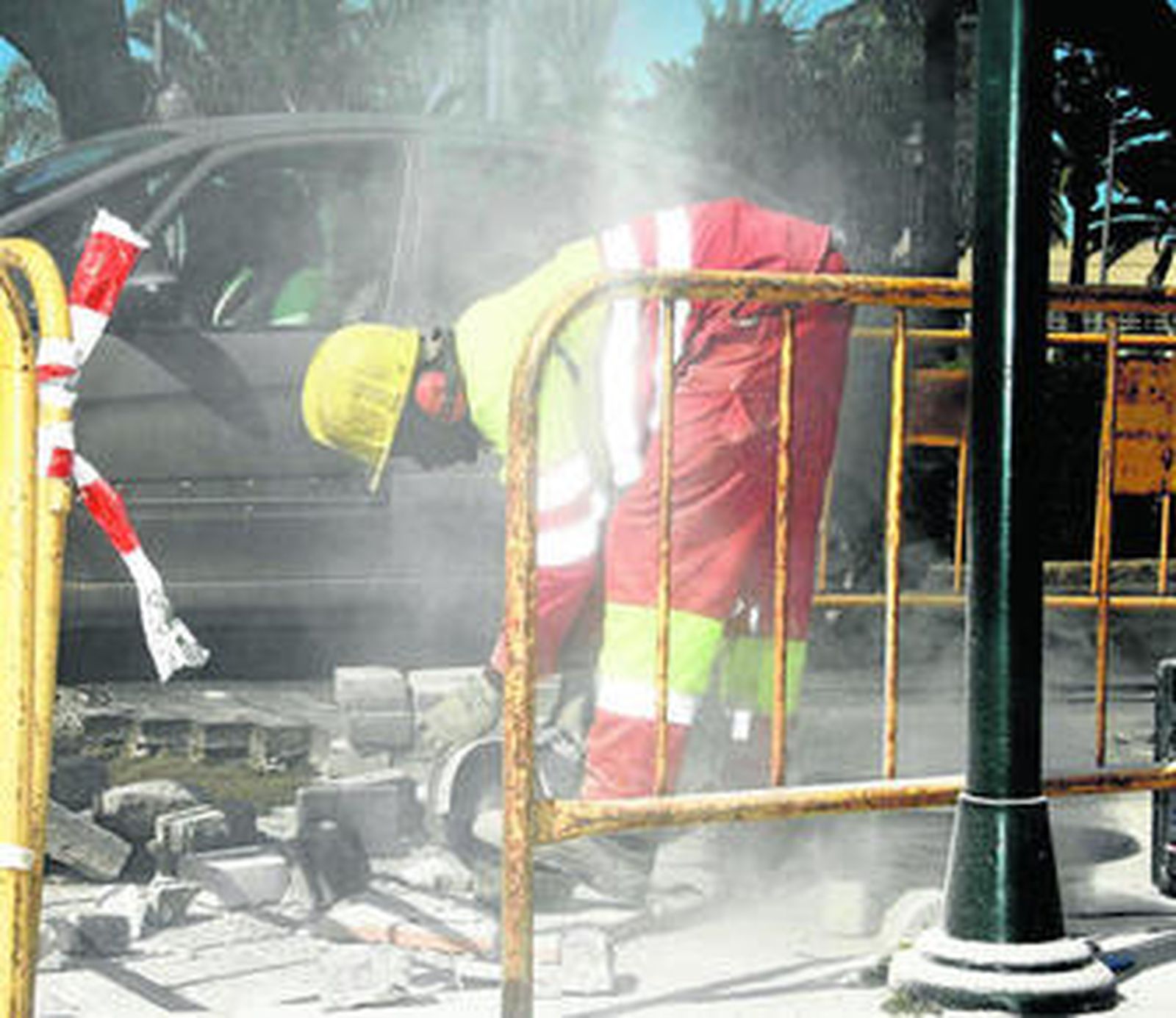 Un operario trabajando a pleno sol en una de las calles del centro de la capital almeriense.